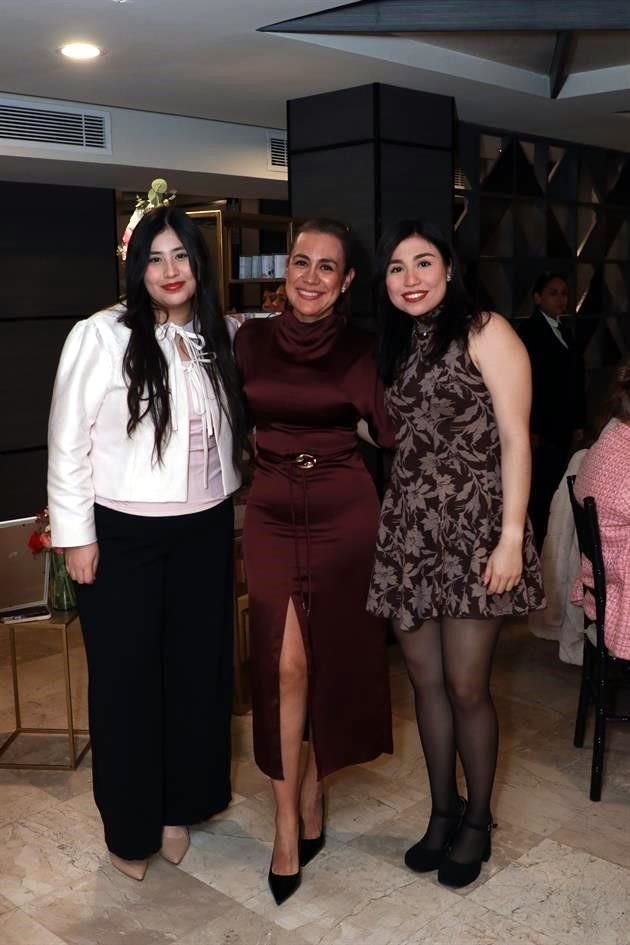 Ximena Espinosa, Oralia Vega y Andrea Espinosa