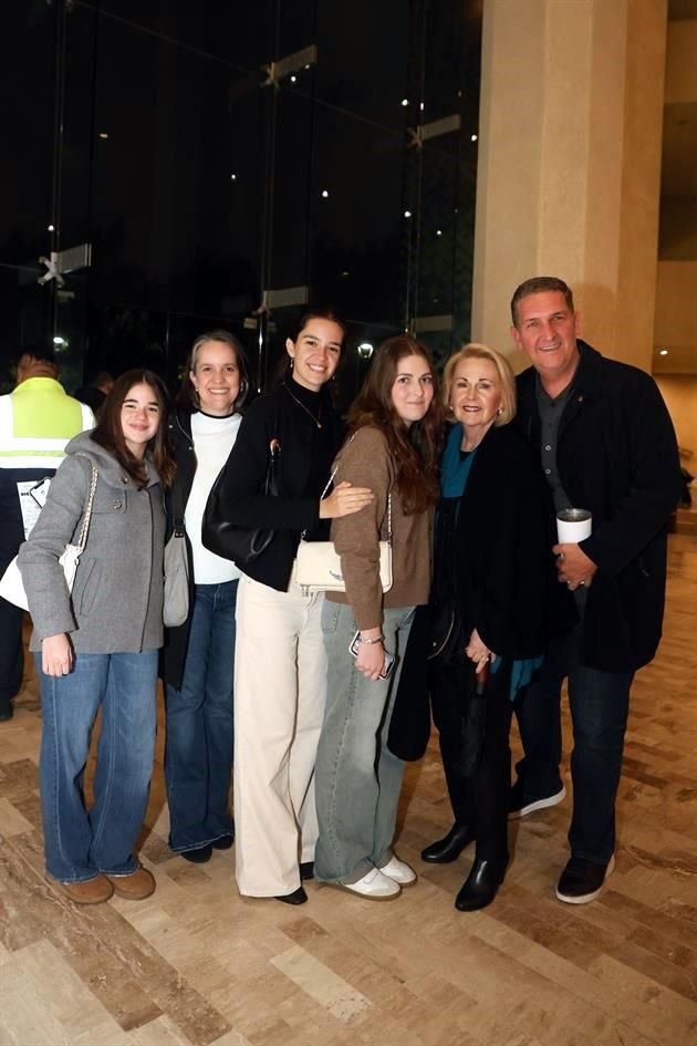 Nicole Schwarz, Martha García de Villarreal, Abril Villarreal, Fernanda López Villarreal, Norma Treviño de Villarreal y Eduardo Villarreal Treviño