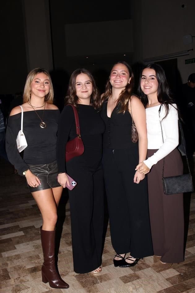 Sara Montes, Roberta Flores, Carola Salinas y Luisina Pérez