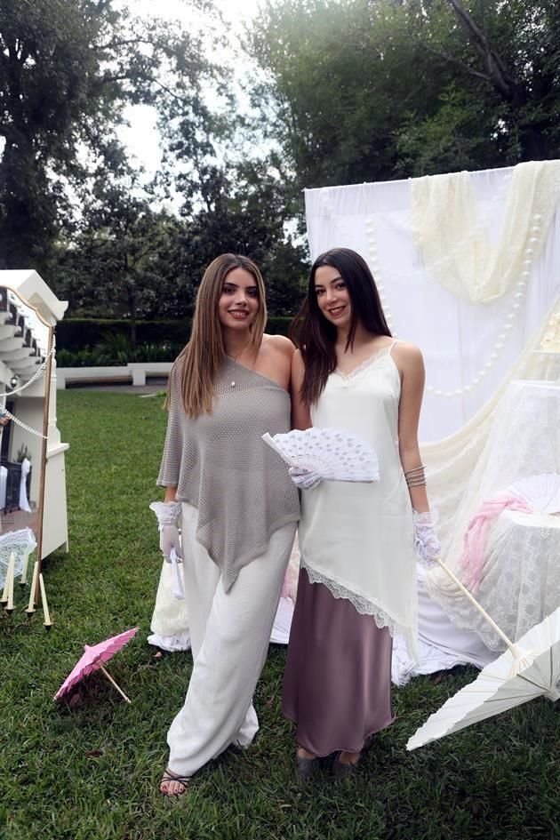 Regina Leal y Roberta Elizondo