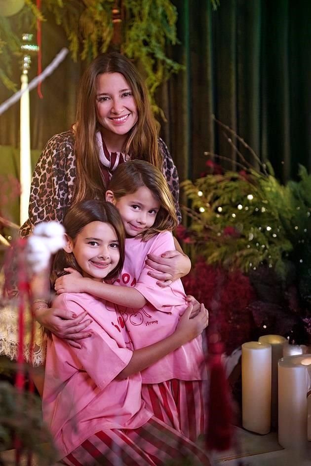 Andrea Ochoa de García con sus hijas Uma y Neza García Ochoa