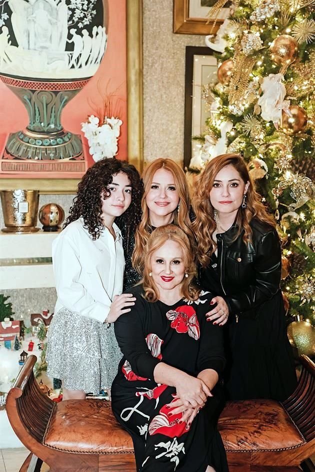 Lily Ayala con Natalia Lozano Pierce, Lily Pierce de Loredo y Deborah Pierce de Lozano