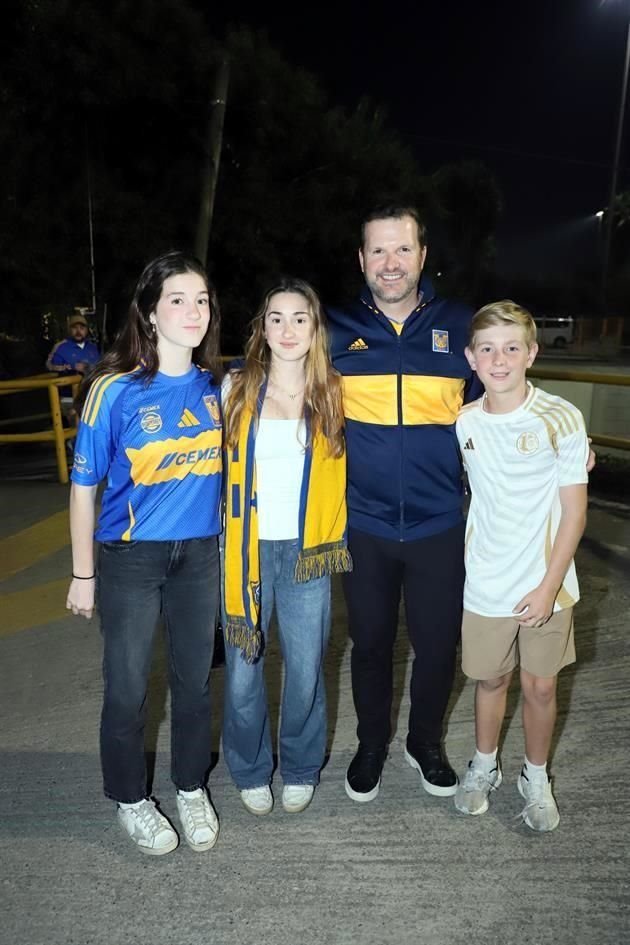 Sara Martínez González, Eva Martínez González, Alfredo Martínez y Alfredo Martínez González