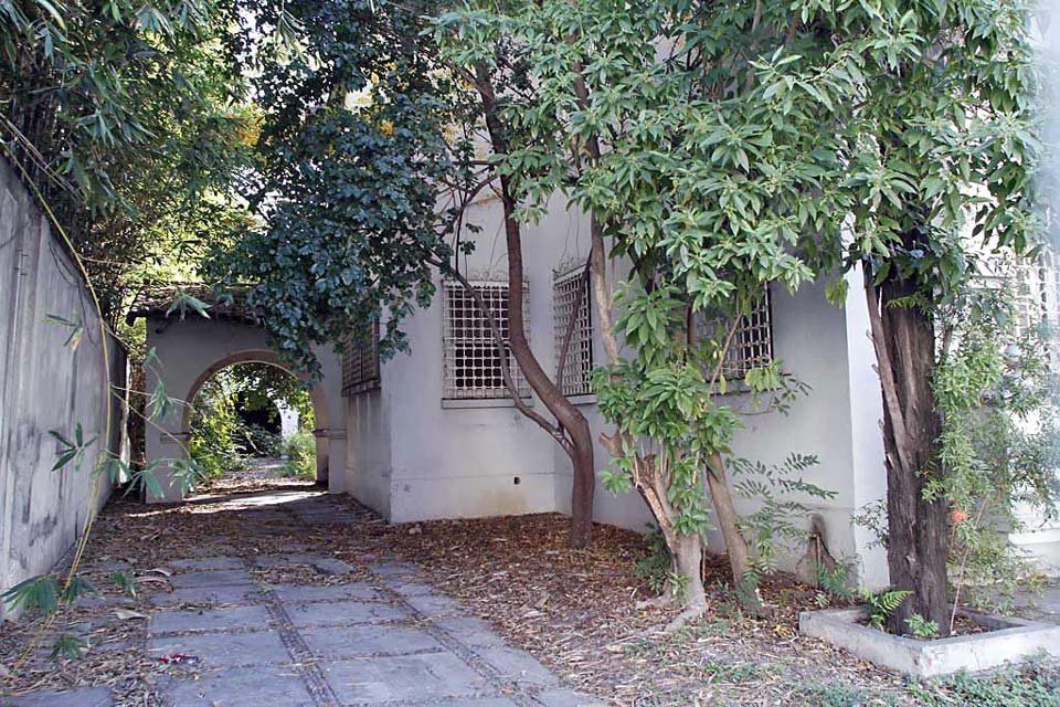 Su casa, hace muchos años señorial, está rodeada de maleza.