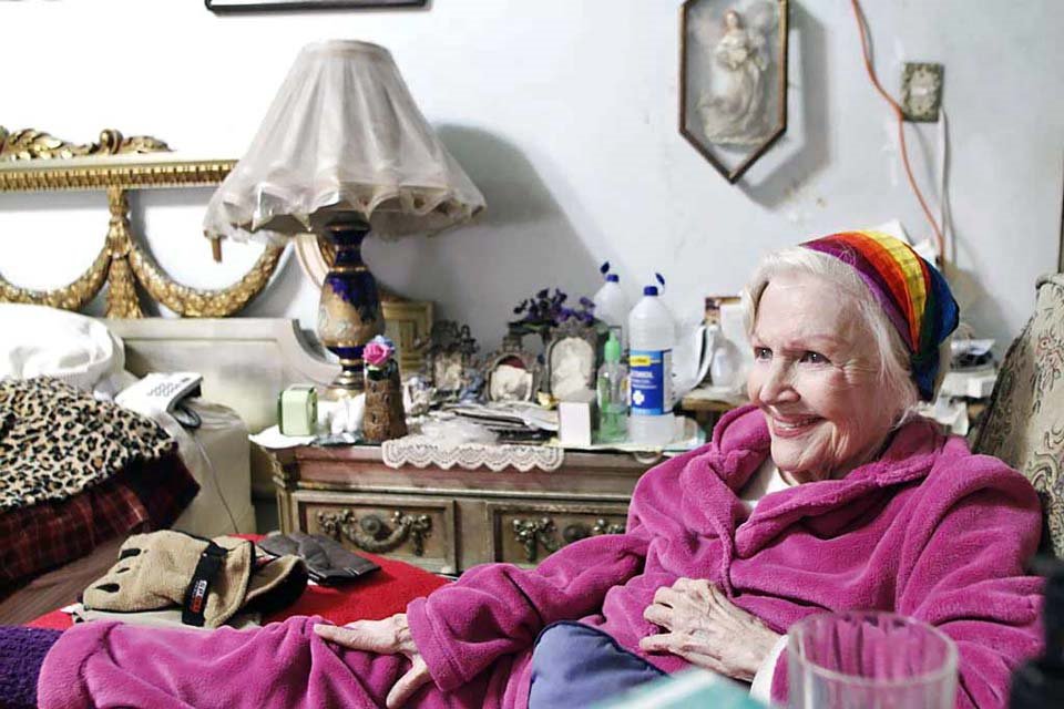 Viendo el documental sobre su vida.