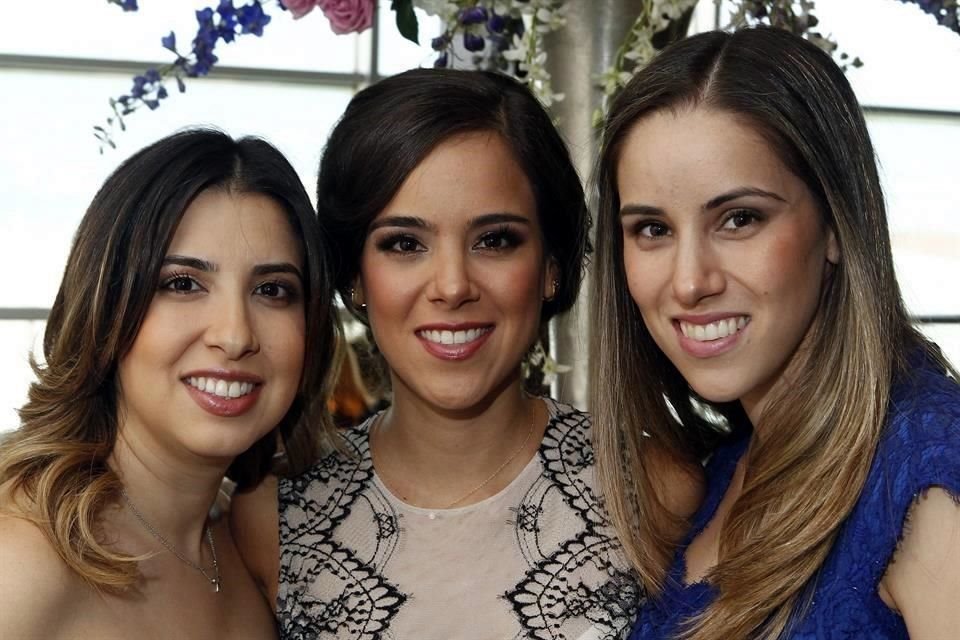 Mónica Rodarte de García, Marcela Rodarte Solar y Maricarmen Rodarte  con sus  hermanas