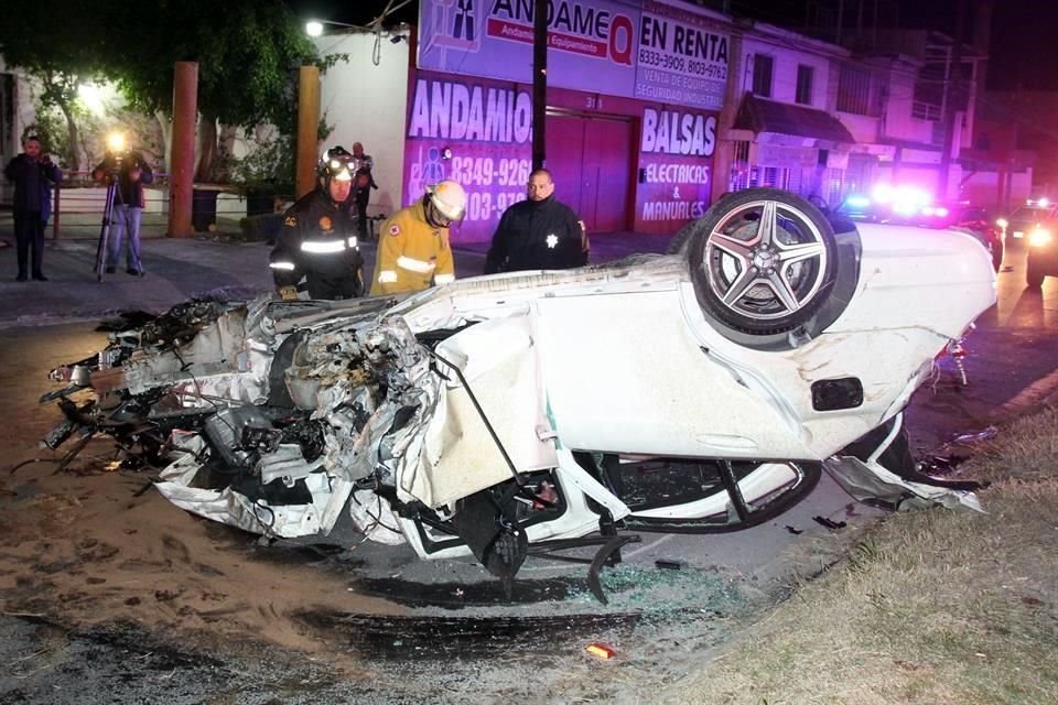 El conductor, quien se identificó como Juan Carlos Benavides, de 39 años, conducía un automóvil Mercedes Benz C63AMG que quedó volcado y destrozado en la lateral de la Avenida Lázaro Cárdenas.