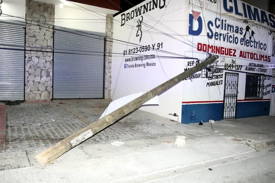 En el accidente, el conductor derribó un poste de telefonía.