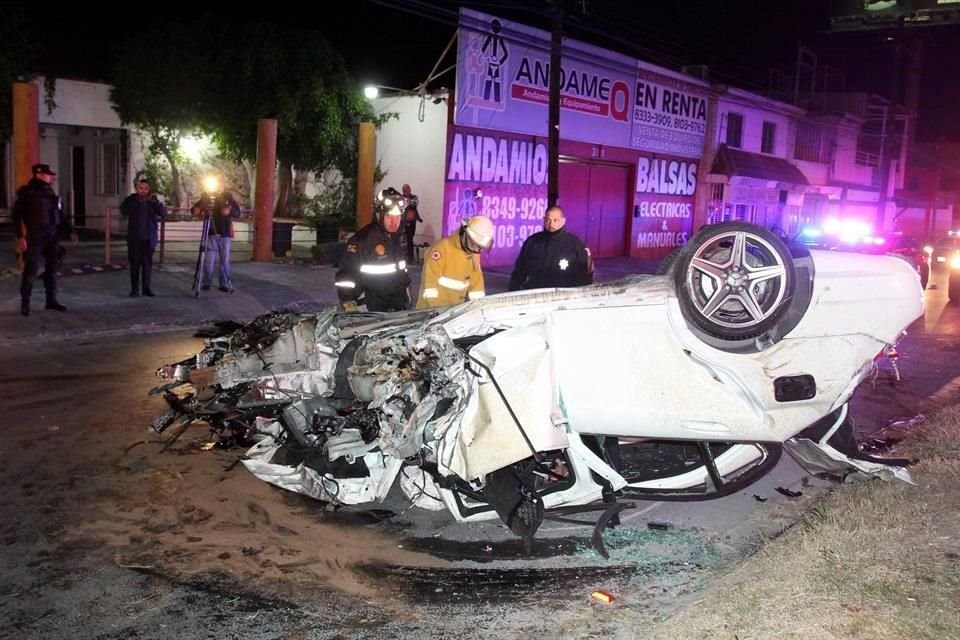 Tras conducir a exceso de velocidad su auto de lujo, un hijo del Arquitecto Héctor Benavides volcó, después de dañar un árbol, un poste, un colegio y una patrulla de Fuerza Civil, en Lázaro Cárdenas.
