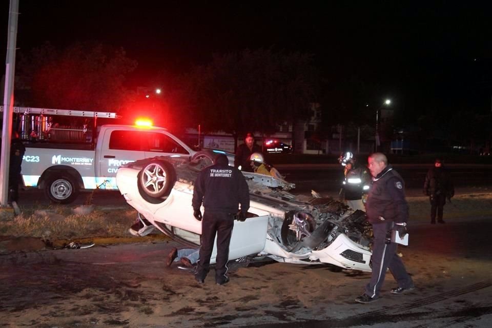 El accidente ocurrió a las 3:05 horas en el cruce con Puerto Alvarado, frente a la Colonia Las Brisas, donde dejó daños a lo largo de unos 100 metros y su automóvil.