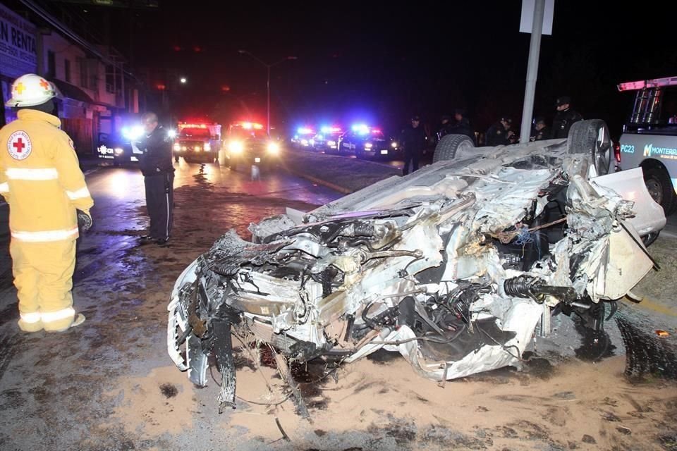 El Mercedes Benz C63AMG terminó destrozado en la lateral de la avenida.