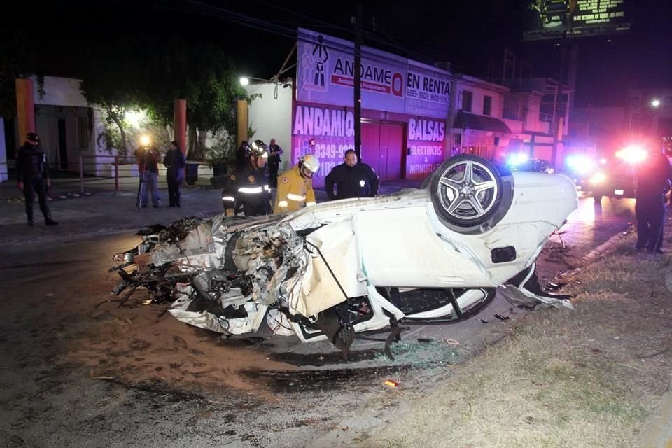 Agentes de Tránsito de Monterrey indicaron que, de acuerdo con las primeras indagatorias, el auto Mercedes Benz era conducido por Benavides hacia el poniente.