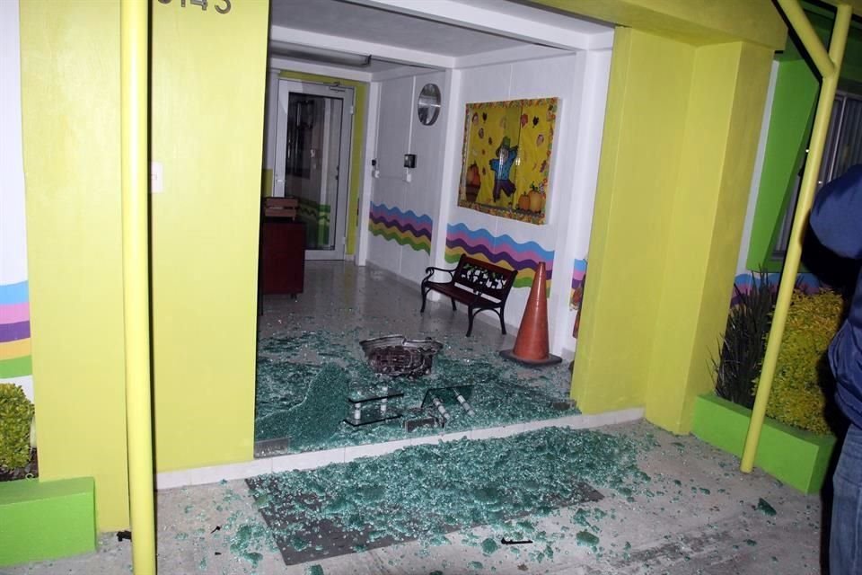 Por el impacto, el rin derecho del Mercedes Benz salió proyectado y destrozó una puerta de cristal de un colegio.