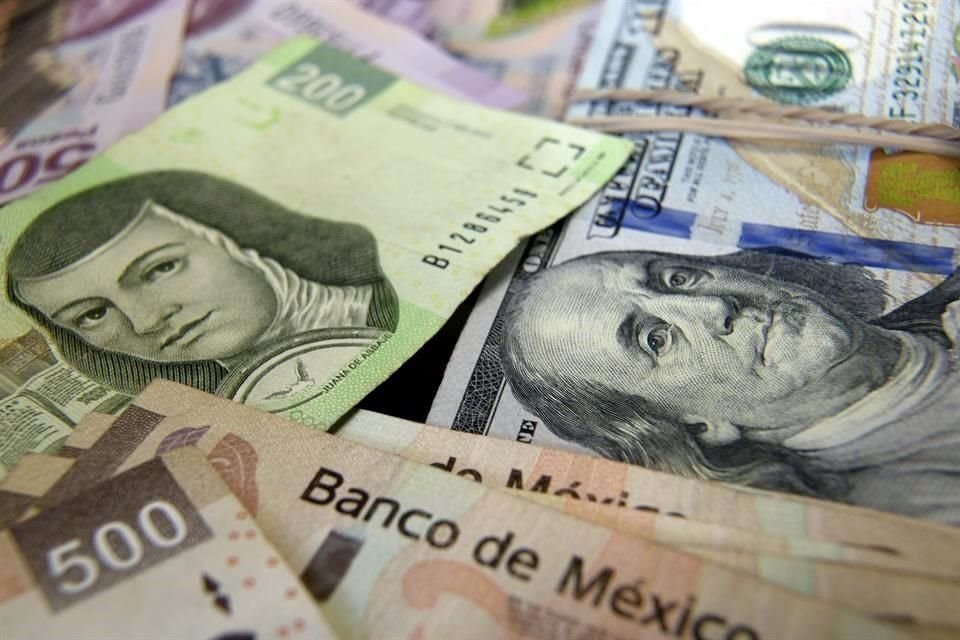 El dólar cerró el viernes y ayer en 15.78 pesos a la venta en bancos.