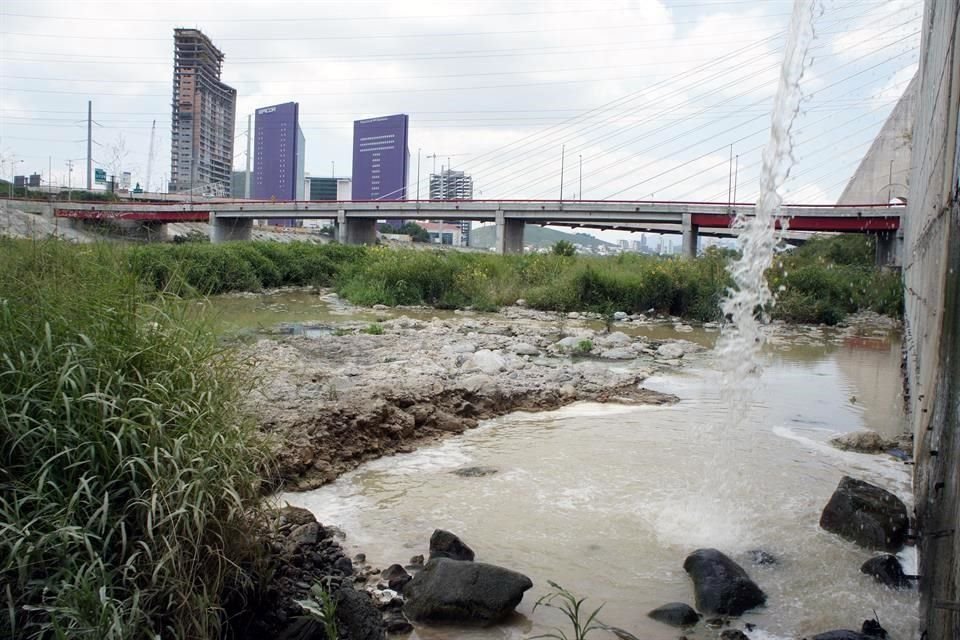 Una descarga de aguas negras contamina al Río Santa Catarina a la altura del puente vehicular de Morones Prieto y Santa Bárbara, en San Pedro.