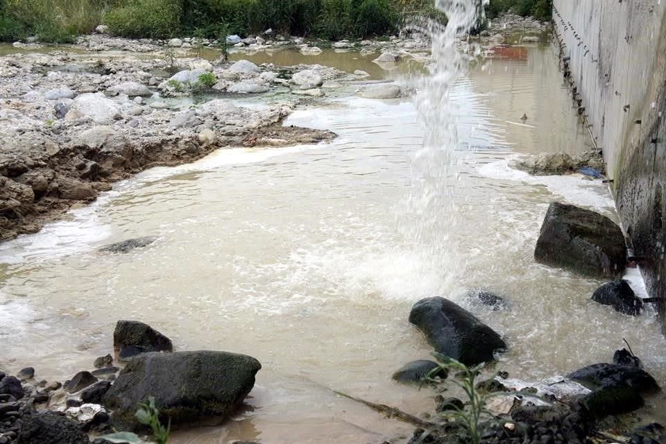 El líquido despide muy malos olores y sale por un ducto pluvial en el talud sur del cauce, que en esa zona está revestido de concreto.