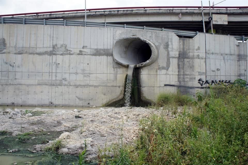 Ayer por la tarde se comprobó que las aguas sucias caen en chorro, provenientes del ducto pluvial subterráneo que desemboca en el talud del Santa Catarina.