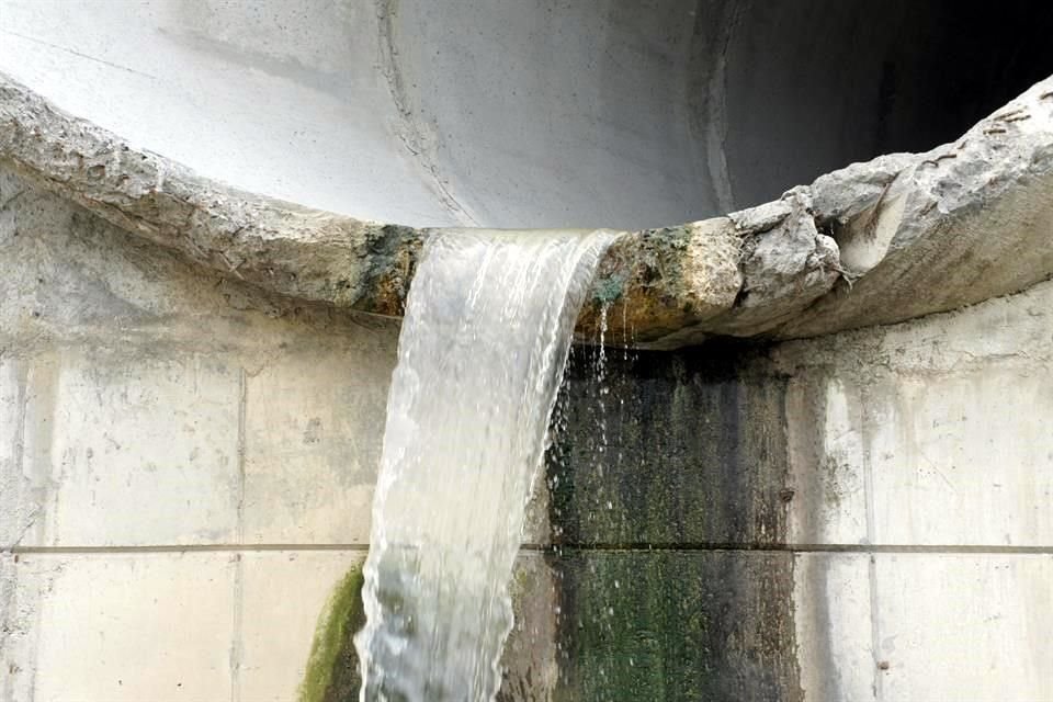 Agregó que el derrame de agua pestilente la observó desde el fin de semana pasado. Los olores son muy similares a los que se desprenden de aguas residuales o de drenaje sanitario.