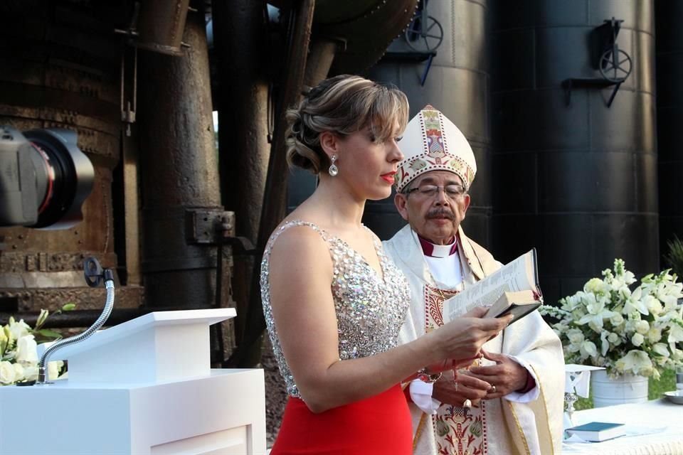 Ana Isabel Peña de Flores leyendo una de las lecturas de la biblia