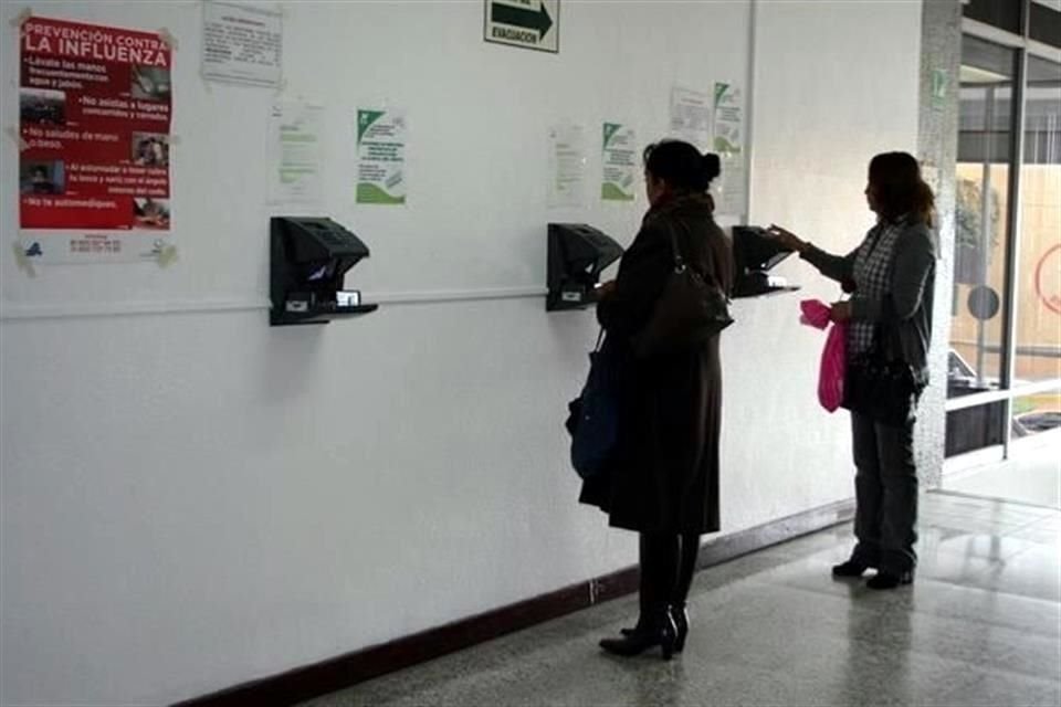 En México hay 4.2  servidores públicos, de los cuales 39 por ciento laboran en el ámbito federal y 61 por ciento en el estatal. 