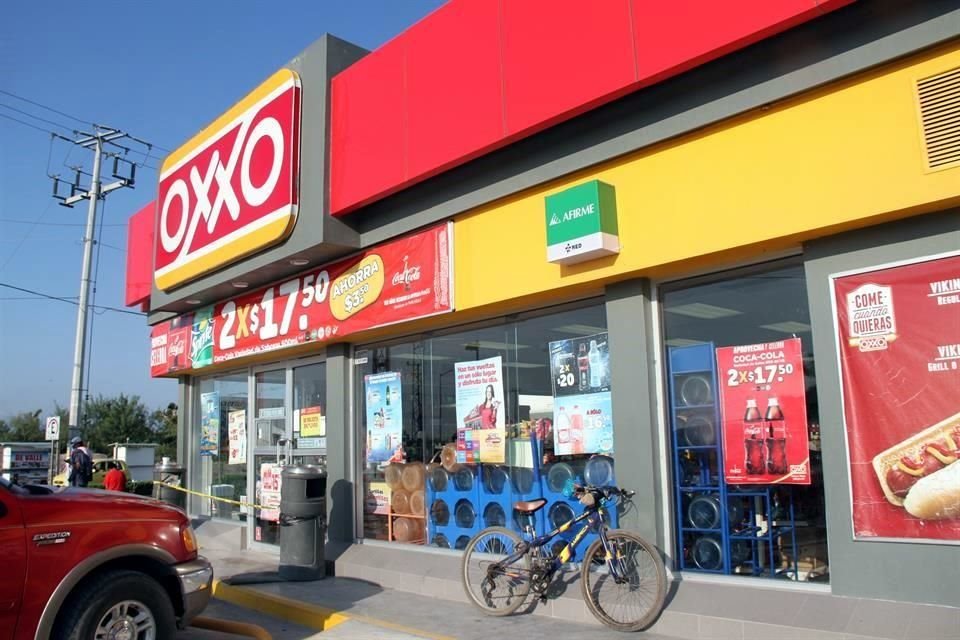 Los compradores que no tienen cuentas bancarias pueden usar efectivo en Oxxo para comprar en más de mil comercios en línea.