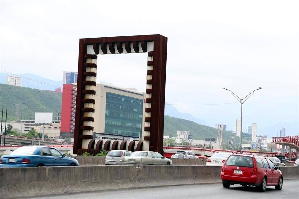 La pieza, ubicada frente a la Pulga Río, como parte de la Ruta Escultórica del Acero y del Cemento, luce manchada y con el acero deteriorado.