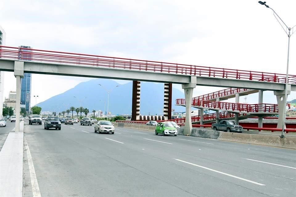 Un puente peatonal colocado enfrente, inaugurado recientemente, acabó de sepultar la idea original del artista Josep María Sirvent, creador de la escultura 'Mirada'.