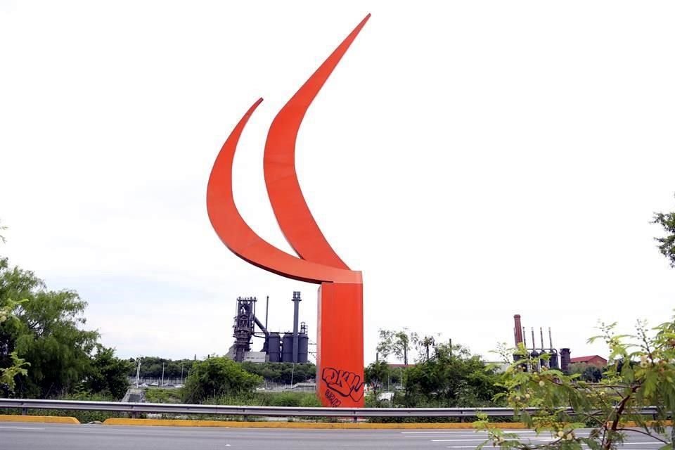 La escultura 'La Luna', de Óscar Niemeyer, colocada en el Río Santa Catarina, ubicada frente al Parque Fundidora por Morones Prieto, luce grafiteada en la base.