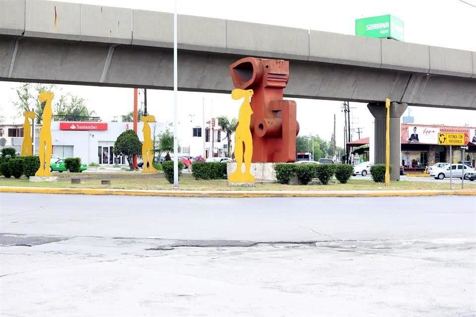 'Yo América' de Alberto Cavazos, localizada en la rotonda de Simón Bolívar, en Mitras Centro, se observa deteriorada y despintada.