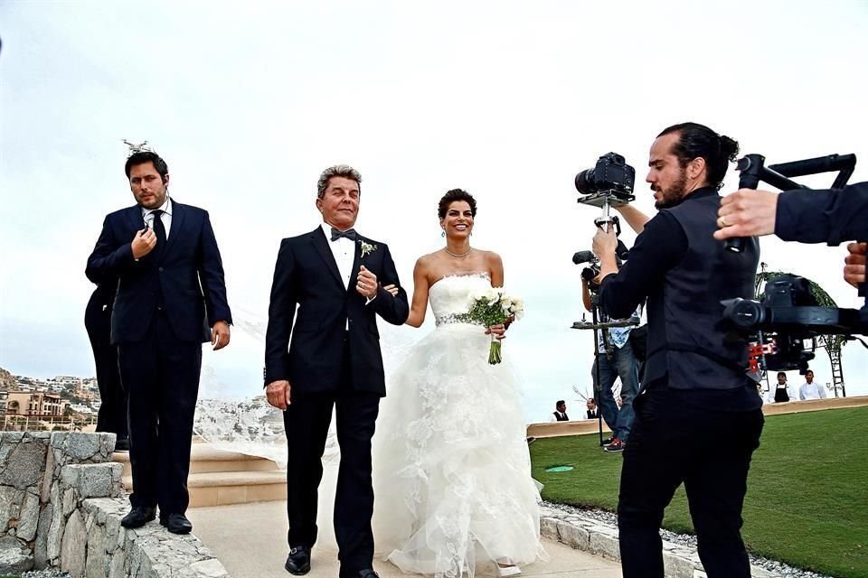 Con la sonrisa que la caracteriza, Bárbara Coppel llegó al altar acompañada por su padre, Ernesto Coppel.