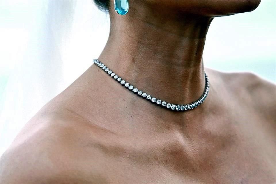 LO PRESTADO: Collar de diamantes de la artista plástica y una de sus mejores amigas, Sonia Falcone.