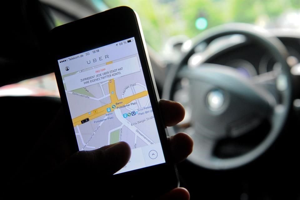 Conductores de Uber reclamaron que Semovi les ha impedido liberar sus vehículos, remitidos a depósito desde diciembre.