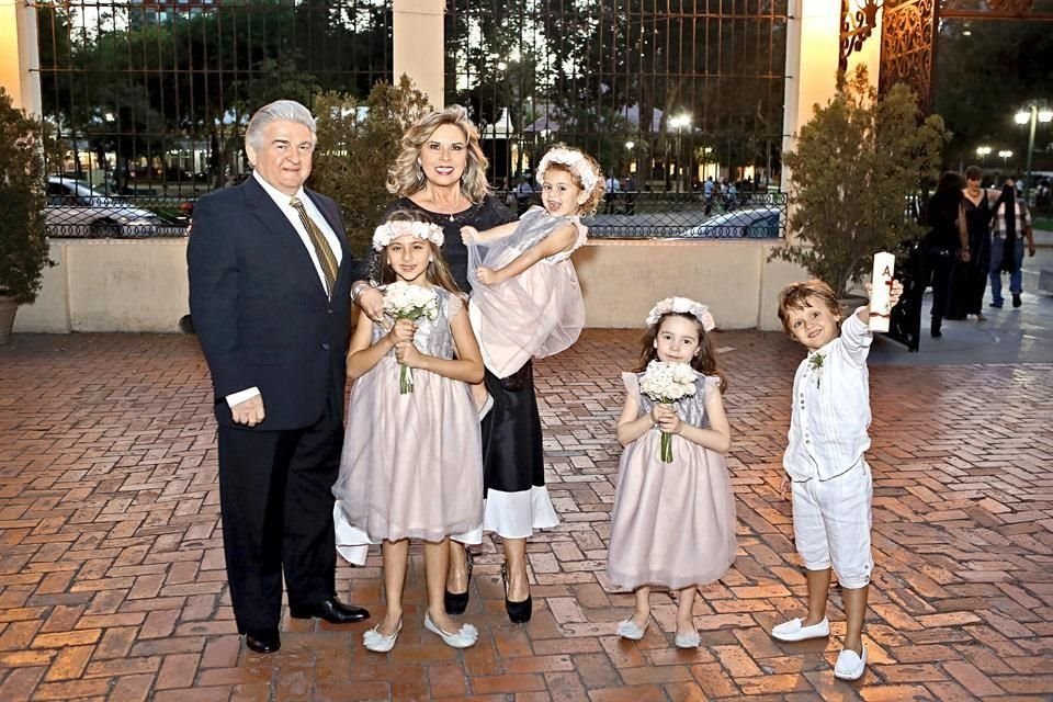 Jaime Maldonado, Victoria Martínez de Zambrano, Máxima Fernández, Verónica Fernández, Eva Senior y José Antonio Fernández