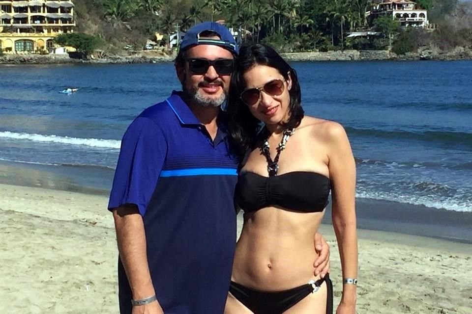 BEACH, PLEASE Mauricio Treviño y Lorena Elizondo escaparon a las playas de Litibu, de la Riviera Nayarit.