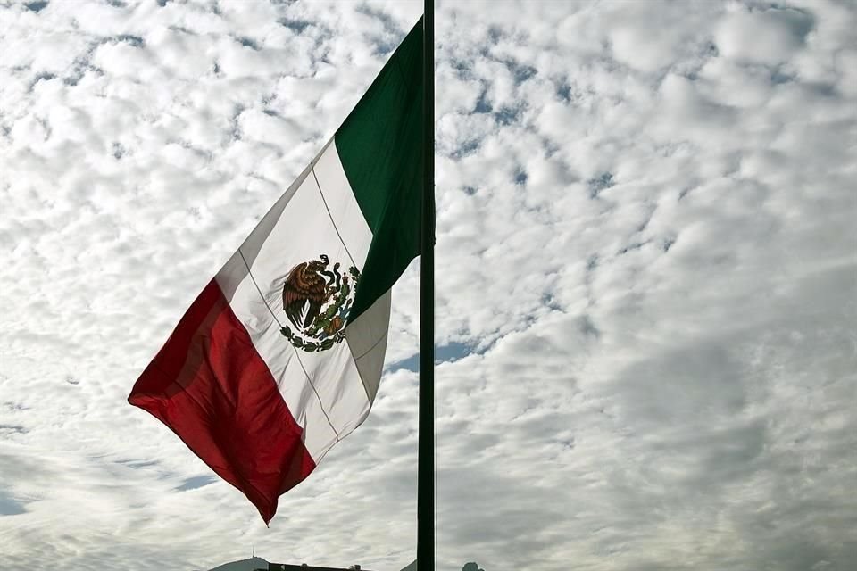 La calificadora S&P pasó de estable a negativa la perspectiva crediticia de México, ante la posibilidad de menor crecimiento.