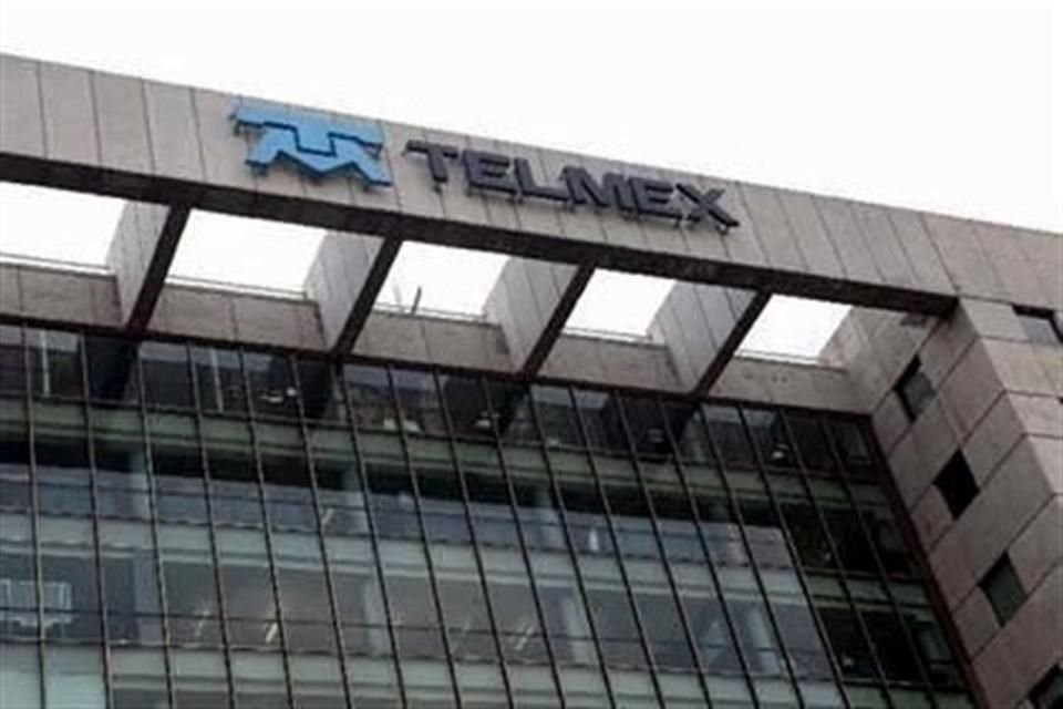 La adjudicación directa se realizó a Telmex porque contaba con la infraestructura necesaria para prestar el servicio.