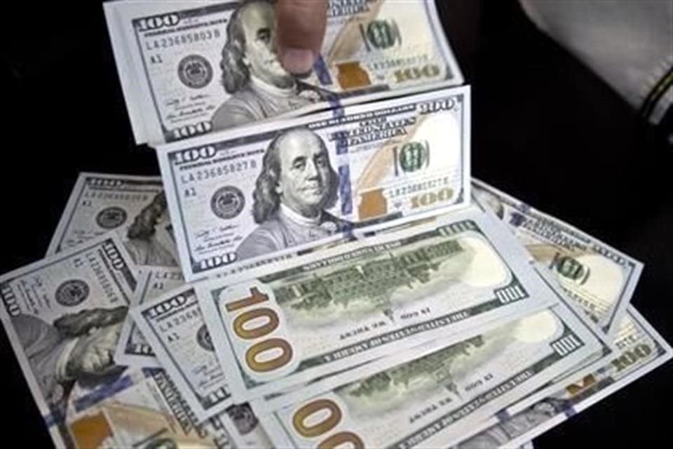 Los administradores de fondos colocaron 24 mil 500 mdd en fondos en bonos, el tercer mayor incremento histórico. 