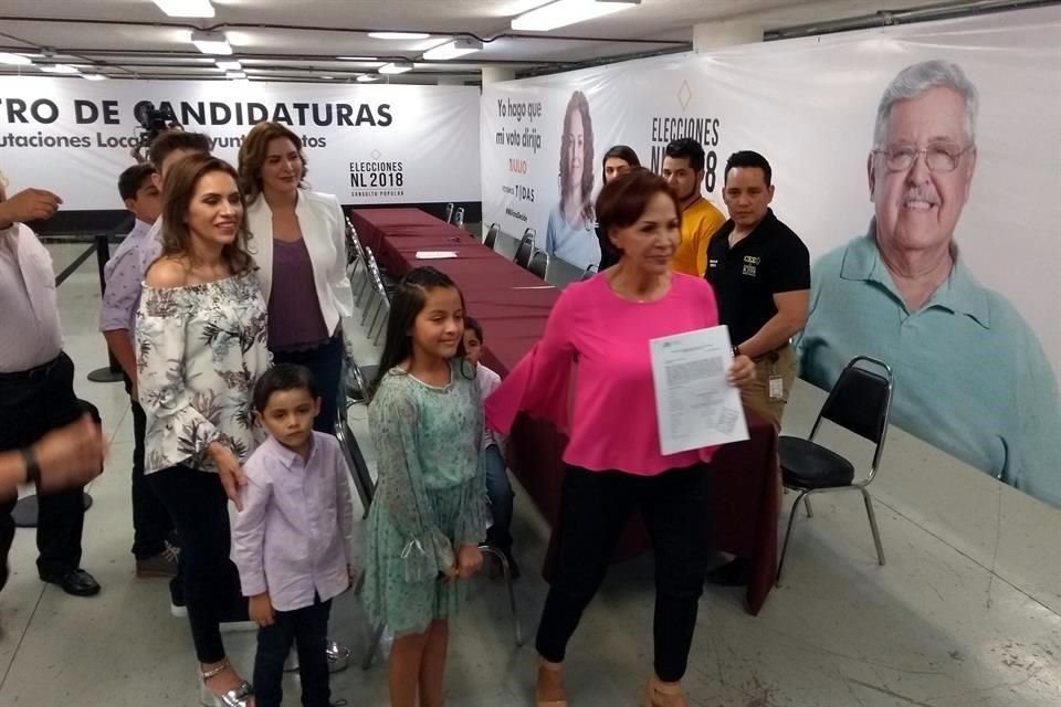 La ahora candidata arribó acompañada de sus hijas Dalia y Adalina Dávalos, ésta última la esposa de 'El Bronco', y sus nietos