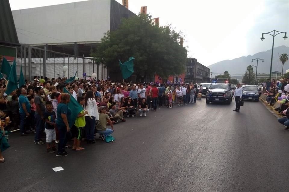 Simpatizantes de Doña Tere, que no tuvieron acceso a la CEE, ocuparon parte de la Calzada Madero para festejar el registro de la candidata.