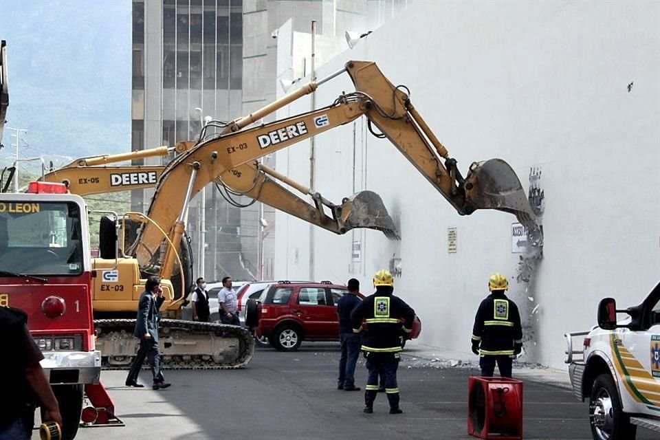 Los socorristas no paraban, en una imagen dantesca, de sacar cuerpos y más cuerpos del Casino Royale, que continuaba en llamas por el peor atentado cometido por el crimen organizado.