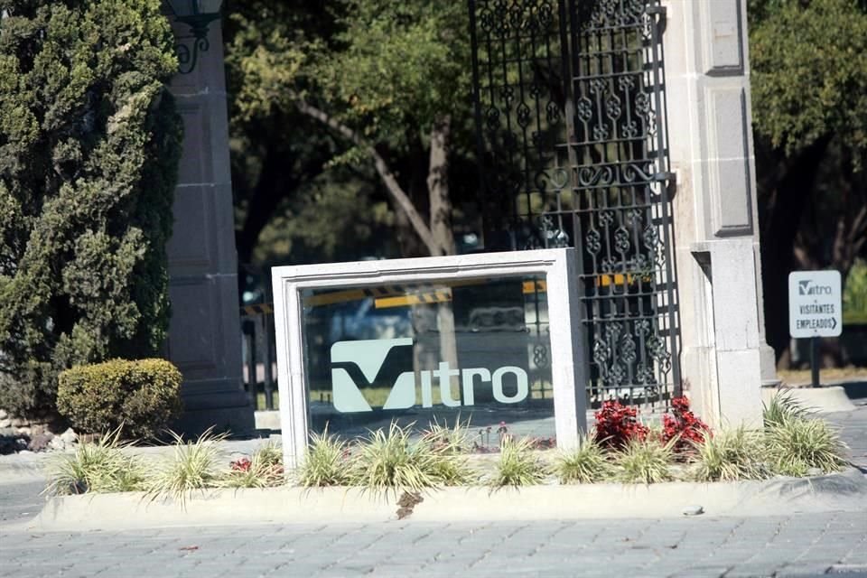 El reclamo del SAT es por una compraventa de acciones intercompañías de Grupo Vitro realizada en el año 2009.