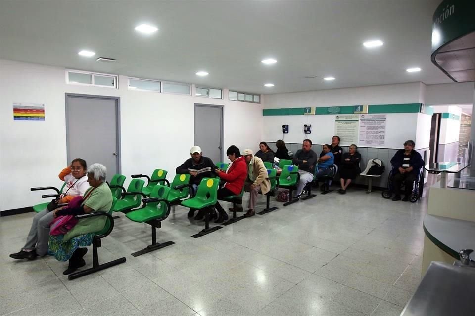 Entre 2018 y 2020, la población que carece de servicios de salud pasó de 20.1 a 35.7 millones, de acuerdo con Coneval