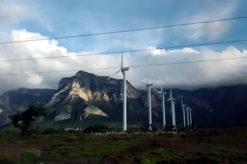 Afirman que permitir que generadoras de energía hidroeléctrica más antiguas califiquen para los certificados diluye el valor de empresas que buscan construir nuevos proyectos.