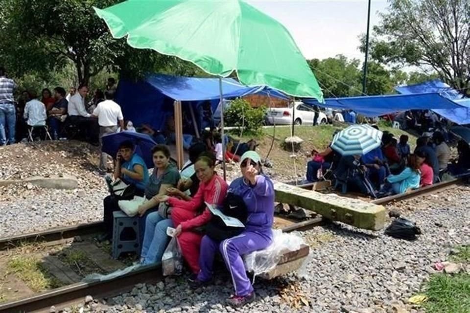 Las vías concesionadas a la empresa Kansas City Southern de México (KCSM) han sido bloqueadas en Michoacán, en rutas con tránsito desde y hacia el Puerto de Lázaro Cárdenas.