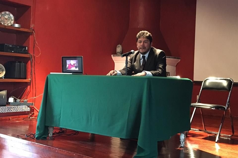 Gibran Bazán desentraña la vida de Leonora Carrington a partir de entrevistas a familiares, amigos y artistas.