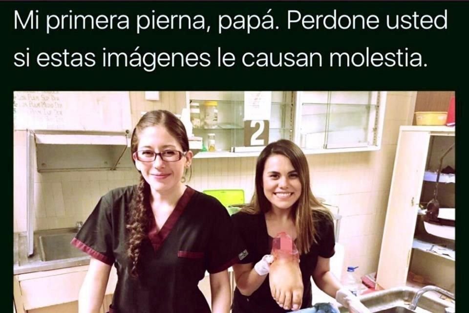 La fotografía de las dos residentes con la pierna amputada a un paciente fue publicada en Twitter.