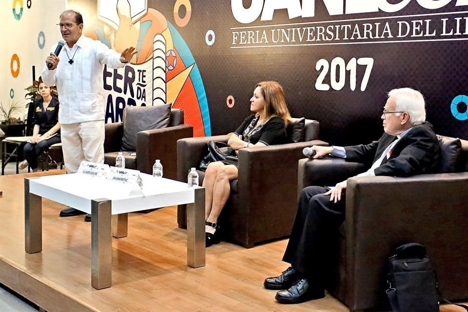 El Padre Alejandro Solalinde (izq.), la periodista Sanjuana Martínez y el Obispo Raúl Vera durante el diálogo en UANLeer.