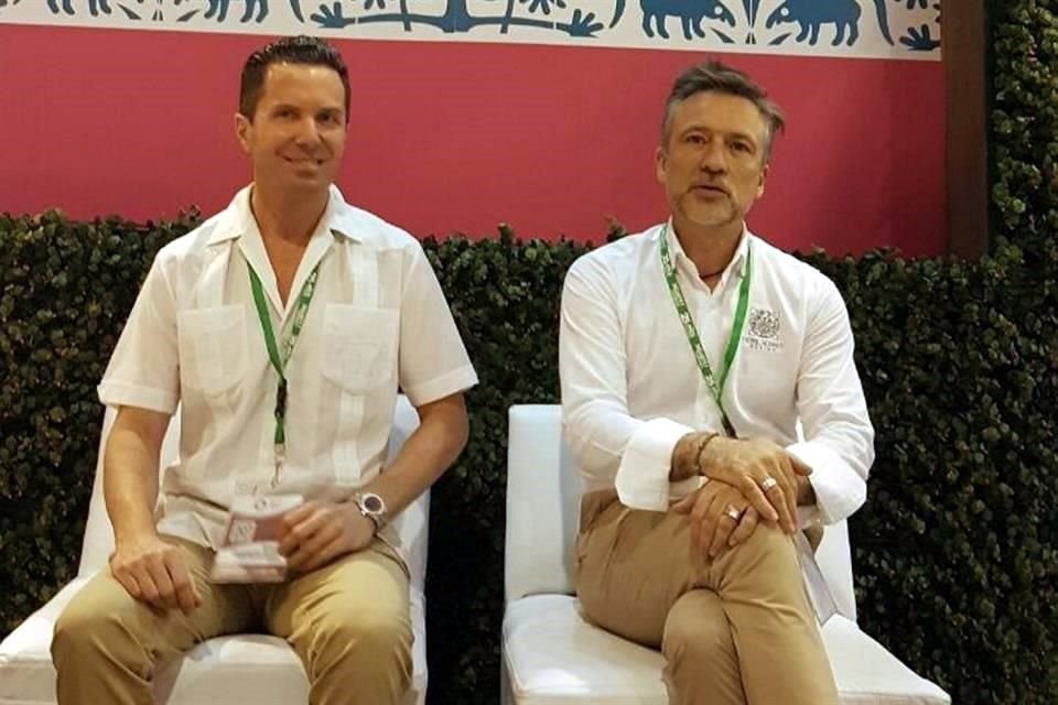 Marcos Constandse (izq.), director general de Grupo Experiencias Xcaret.