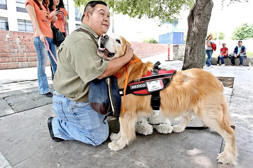 La organización Humanízate ofrece desde hace 2 años sesiones de convivencia con perros entrenados, para brindar un rato de felicidad y relajación.