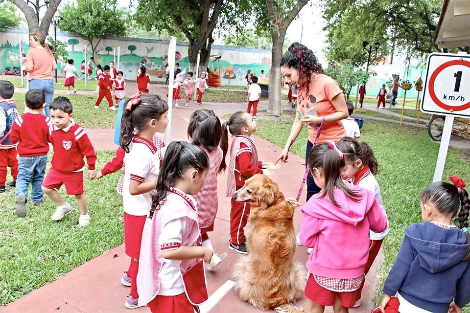 Los voluntarios visitan semanalmente distintos sitios, como asilos y jardines de niños.